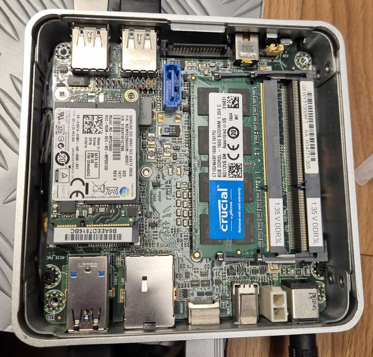 Мини компютър Intel NUC D34010WYK – i3-4010U, 8GB RAM, 256GB SSD