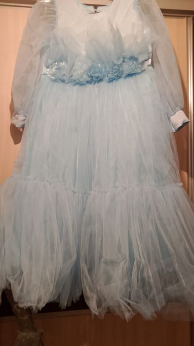 Қыз балаға көйлек сатылады