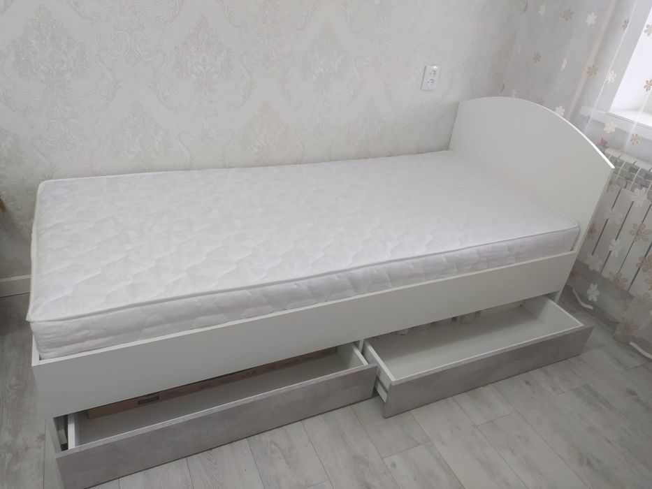 Спальный гарнитур, кровать и стол