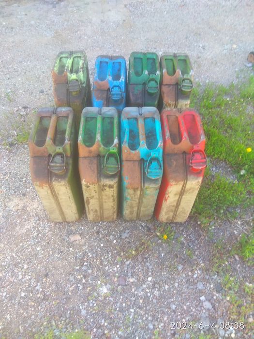 Канистры 20л.и  из под солярки.