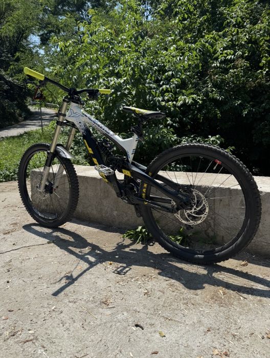 Bicicleta Downhill/Freeride YT Tues