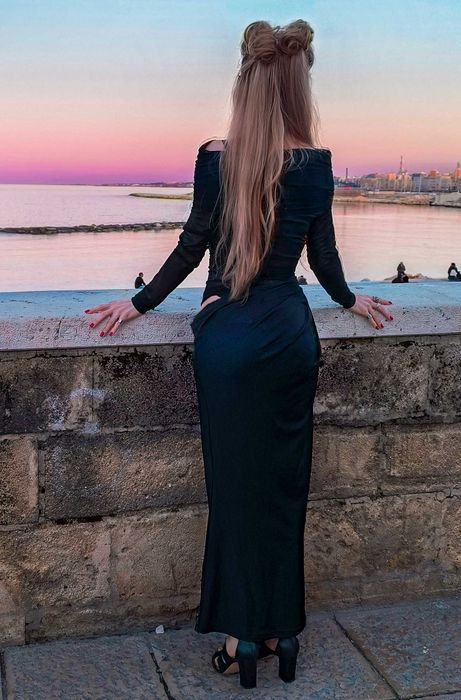 Черна дълга рокля с мрежа и голи рамене - размер XS