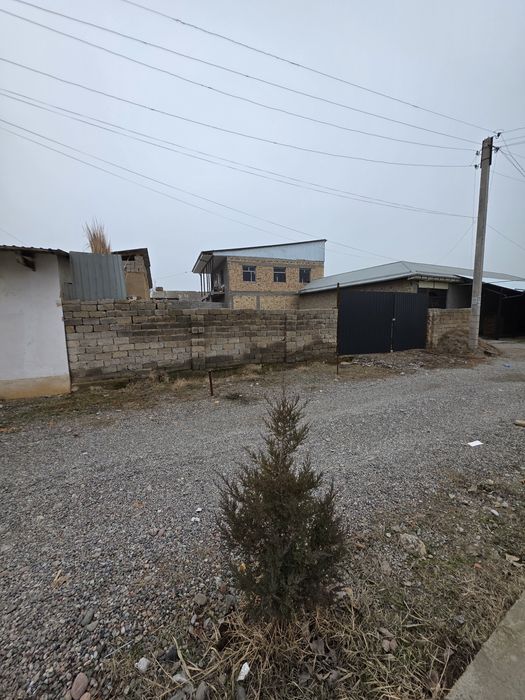 Ер участка сотилади 3 соток зангиота богзор махаллада метрогача 5 км