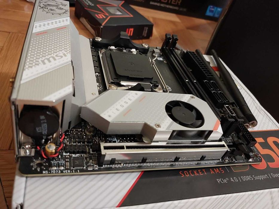 AMD Ryzen 5 9600X + MSI MPG B650i Edge Wi-Fi
