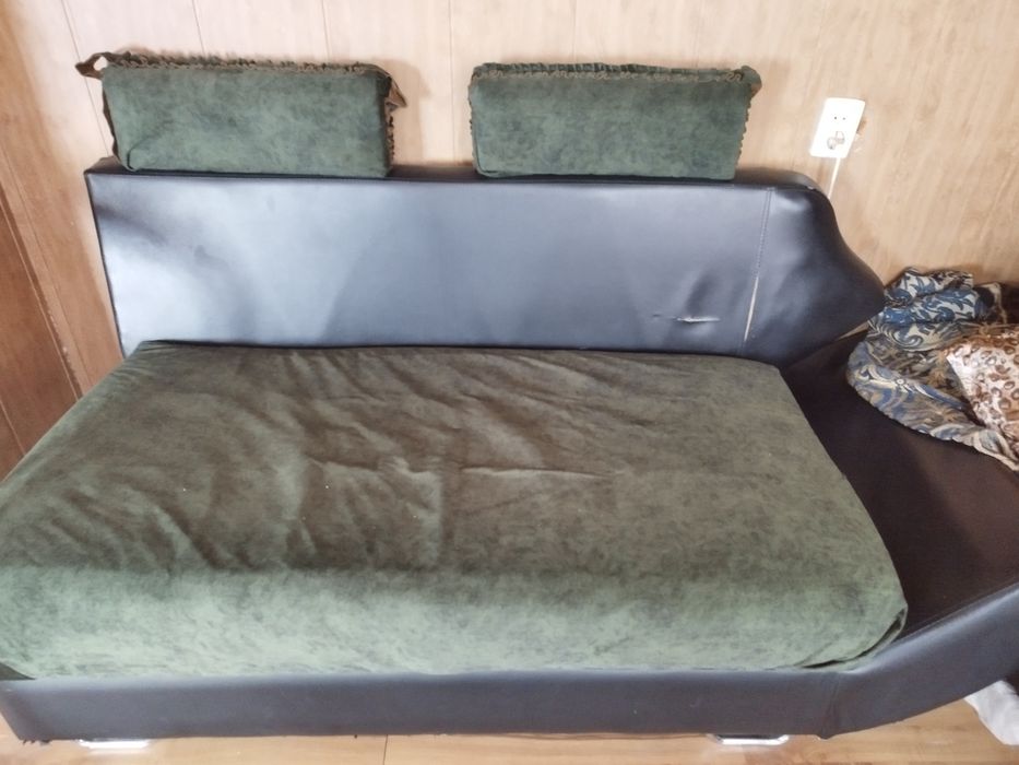 Кожаный диван уголок