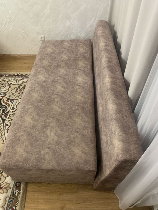 Диван цвета кофе