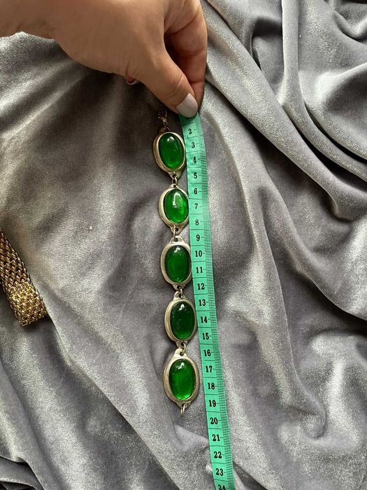 Сребриста гривна със зелени стъклени камъни