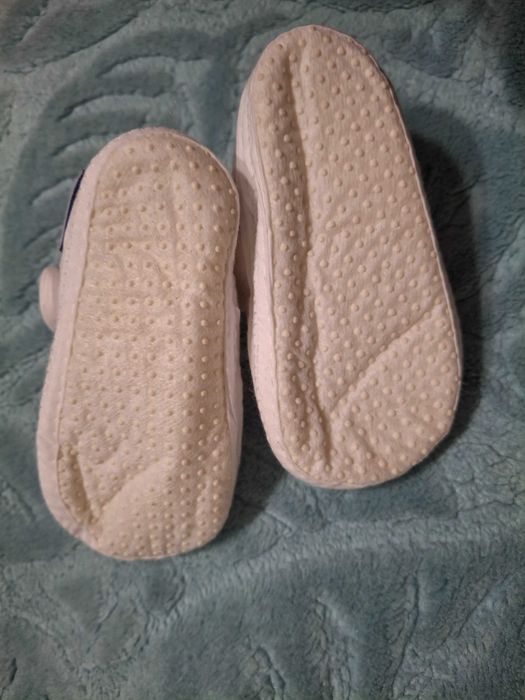 НОВИ Бебешки бели декоративни пантофки/ буйки за повод