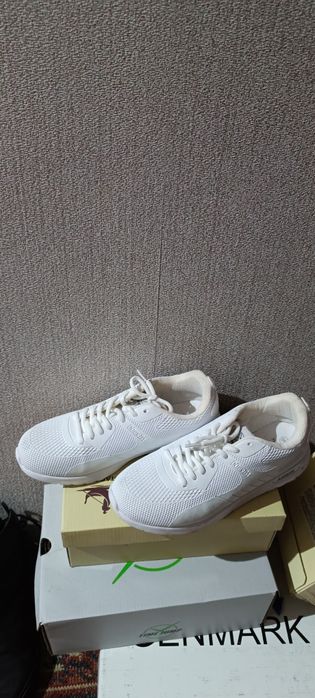 Кроссовки новые белые спортивные