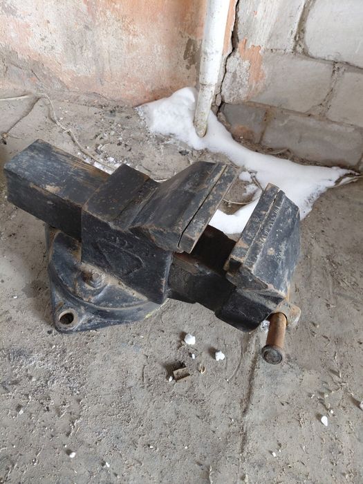 Продам тиски в отл сост