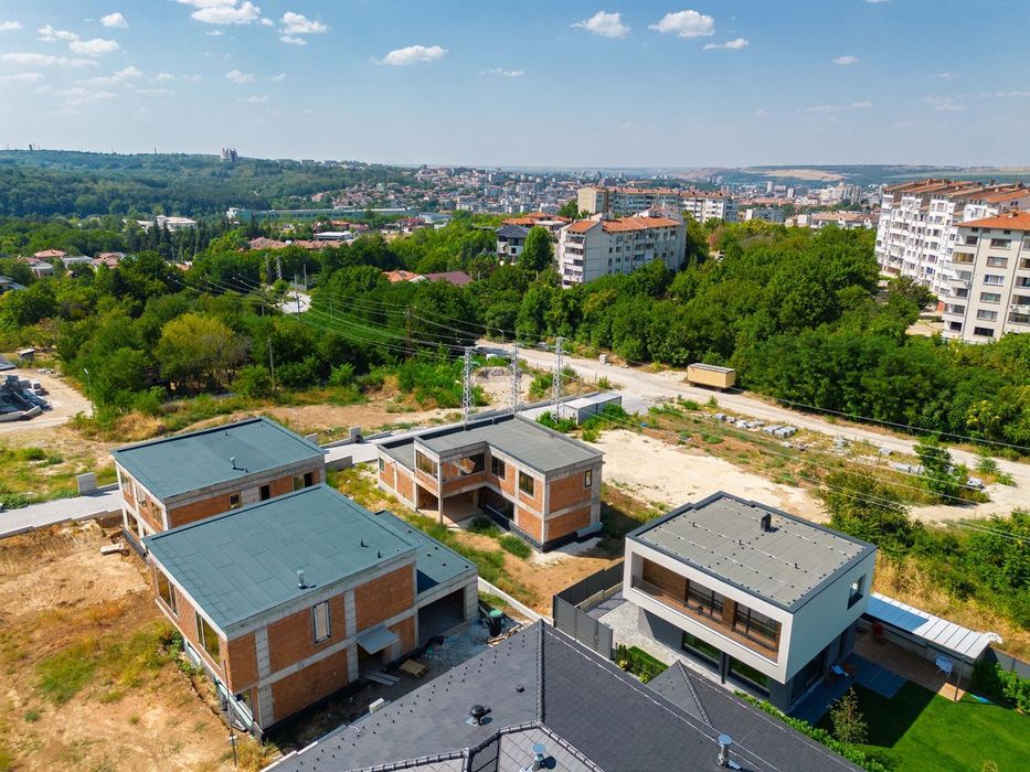 Къща в Плевен-Кайлъка площ 256 цена 375000