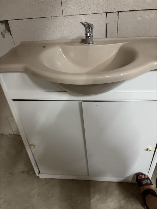 Мивка със шкаф в добро състояние