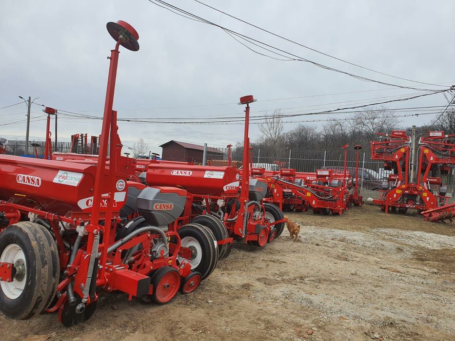 Semanatoare de porumb si floarea soarelui  cu fertilizare pe discuri