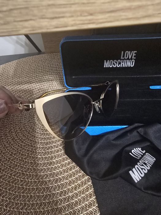 Слънчеви очила love moshino
