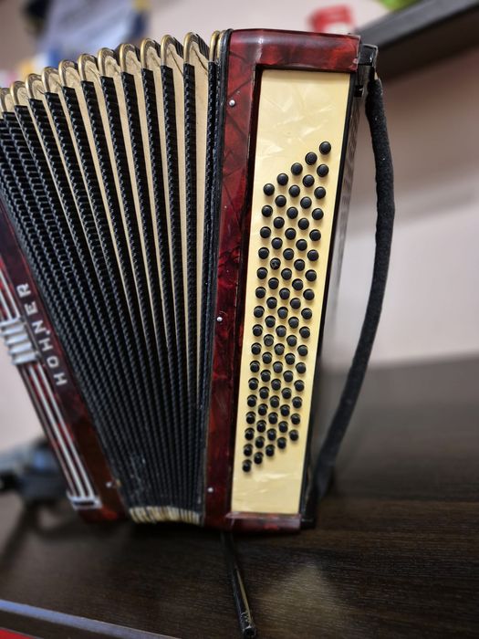 Vând acordeon hohner