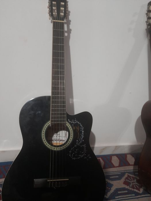 Vând 2 chitare puțin folosite