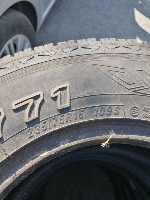 Гуми Максис 235/75 R15