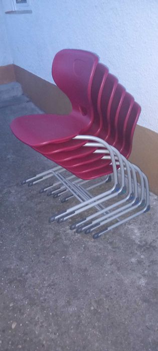 Vand mai multe scaune stivuibile, in stare foarte buna