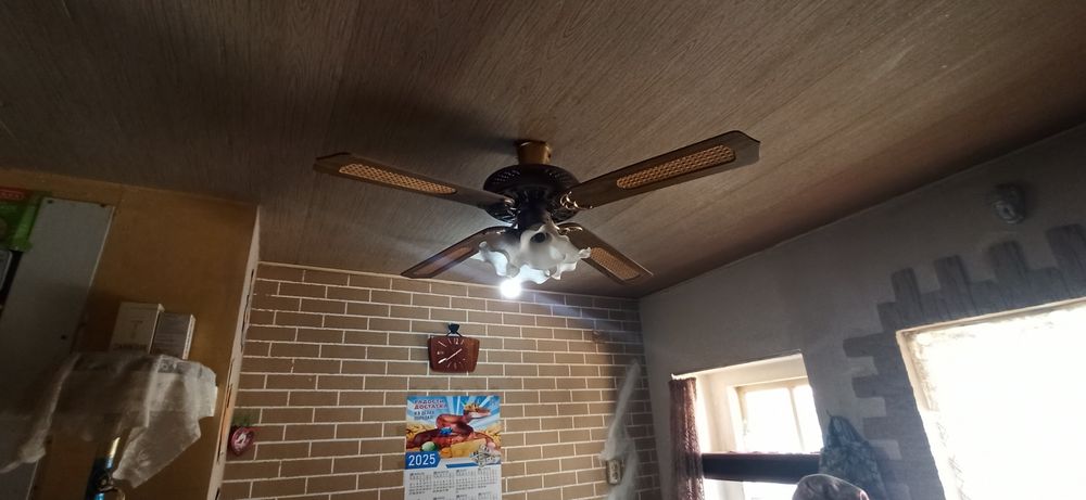 Люстра с вентилятором продаётся.