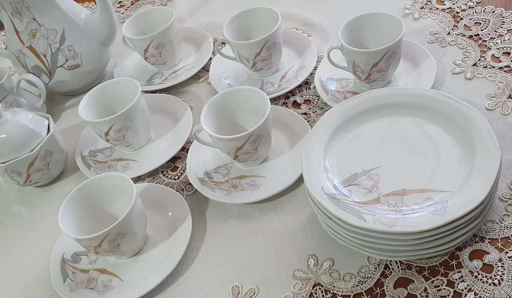 Vând servici pentru cafea sau ceai din porțelan fin