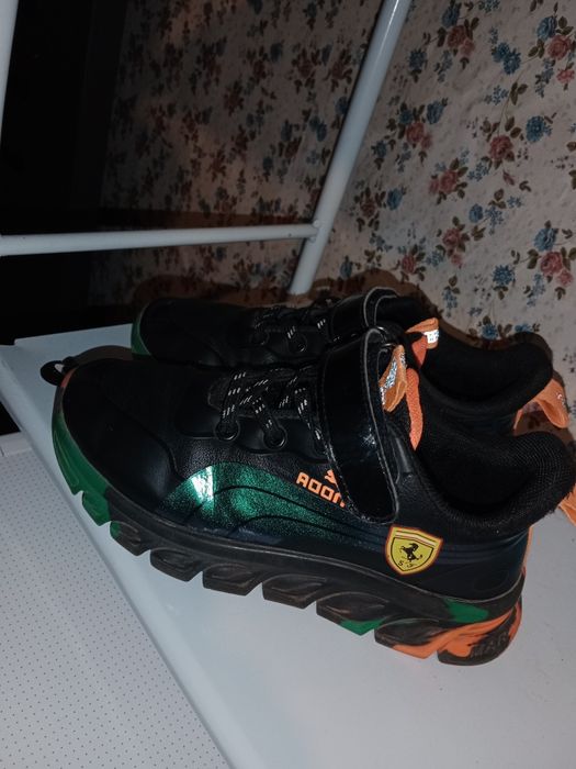 Продам кроссовки 32р