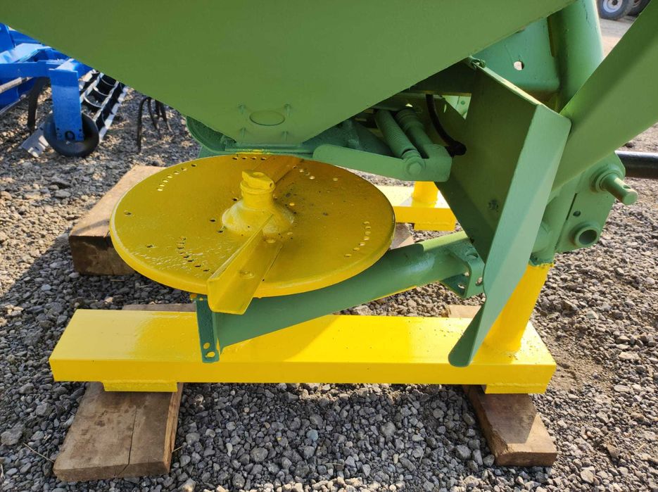 Distribuitor de ingrasaminte Amazone 3000litri,  24m