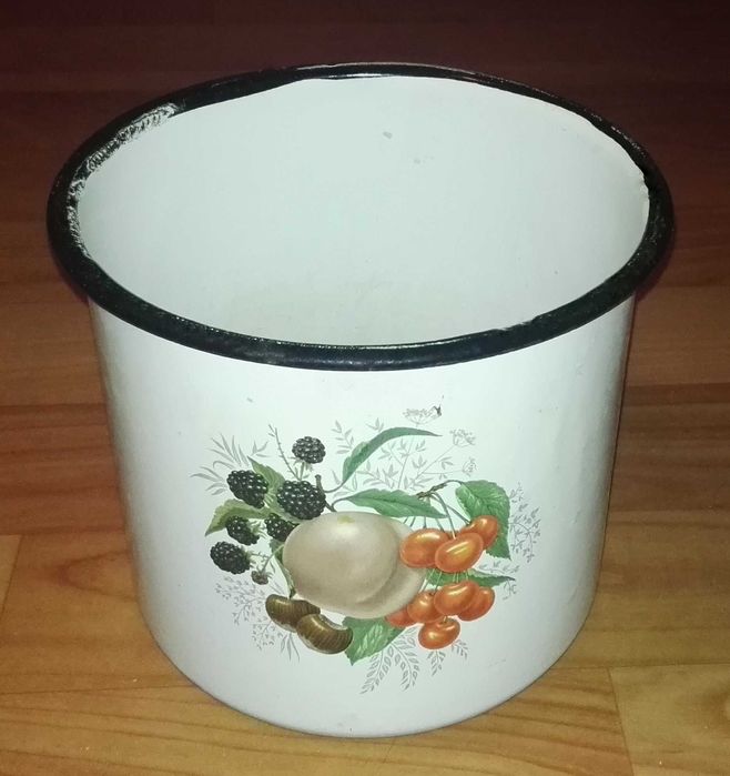 Эмалированная кастрюля, 2,5 литра