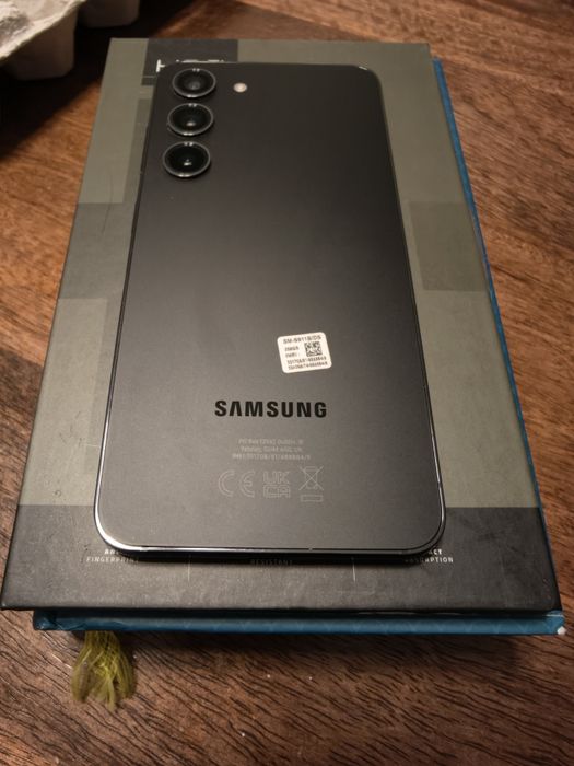 Samsung Galaxy S23 cu accesorii