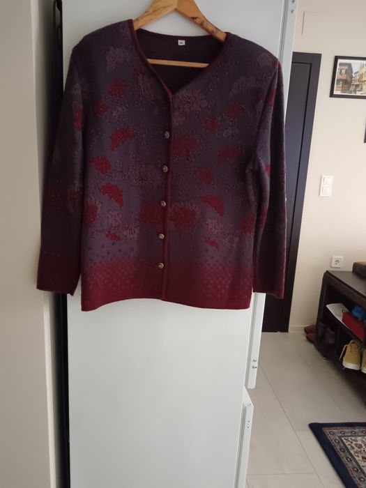 Костюм в цвят бордо.Материя трико .Размер 48.