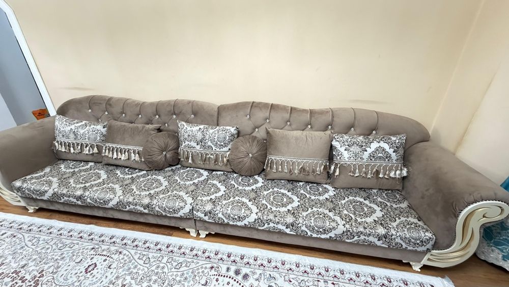 Диван с подушками