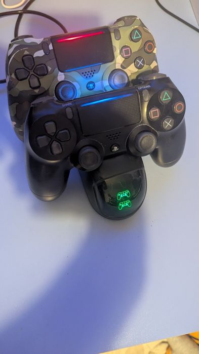 2 Playstation4 джойстици със станция за зареждане