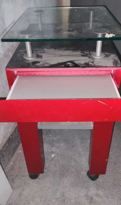 Маси със стъклен плот, маси с колелца