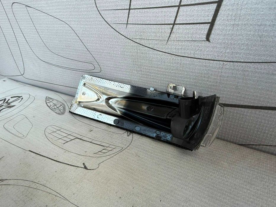 Semnalizare Oglindă Dreaptă Fiat Doblo 2010 / 2010-2022 Cod OEM 71765377 (5G2)