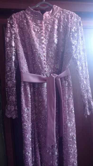 Oqshom libosi sotiladi