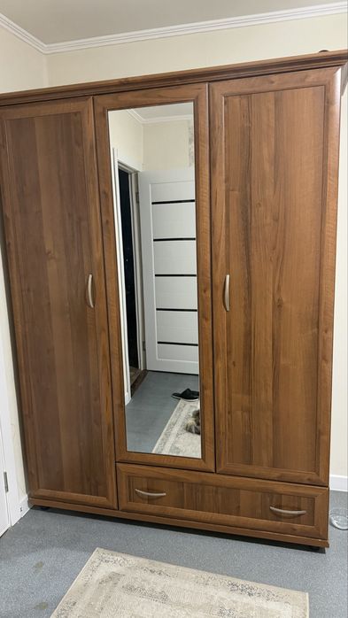 Трехдверный шкаф для одежды