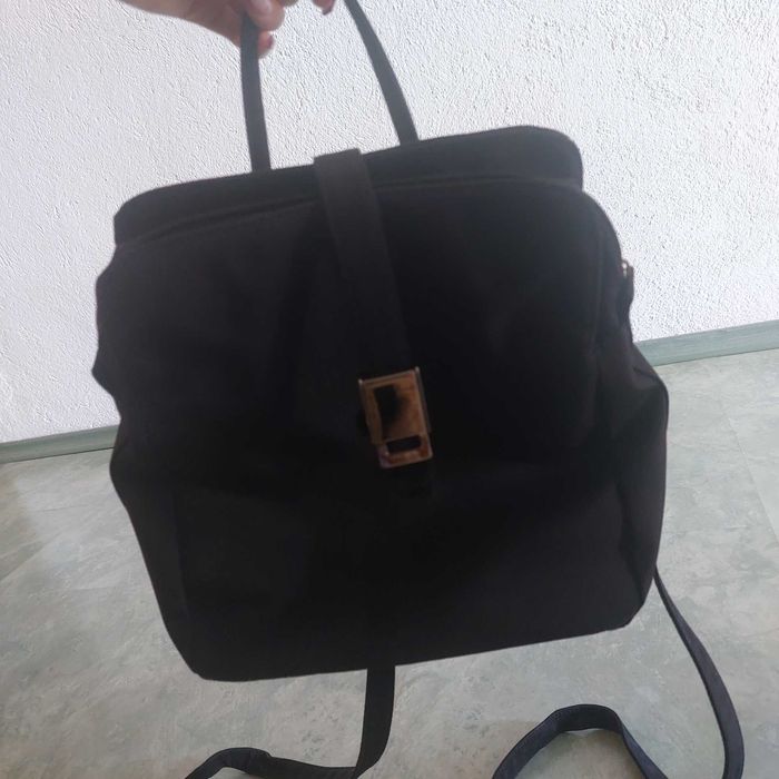 Черна малка раница