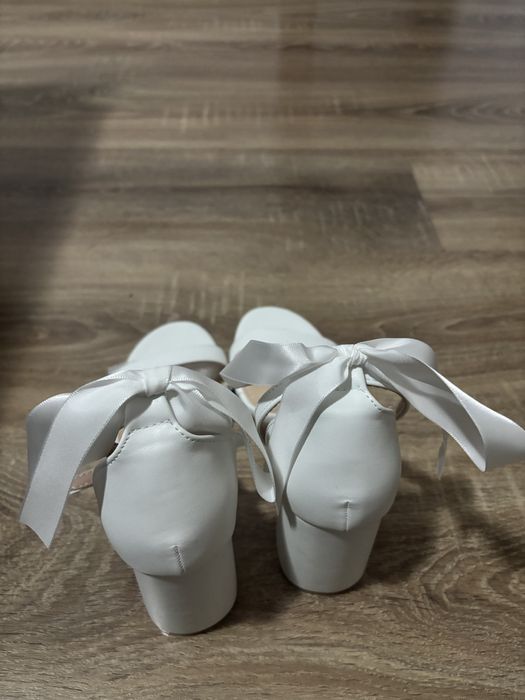 Pantofi cu toc tip sandale albe cu funda