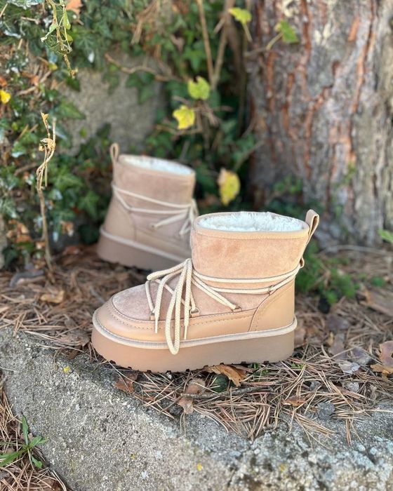 Бежови дамски зимни боти тип UGG