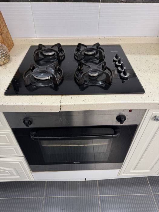 Газова плита и встроенная духовка