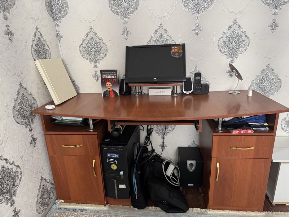 Продается компьютерный стол, 2 телевизора