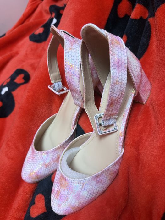 Vand sandale, marimea 38 sunt noi