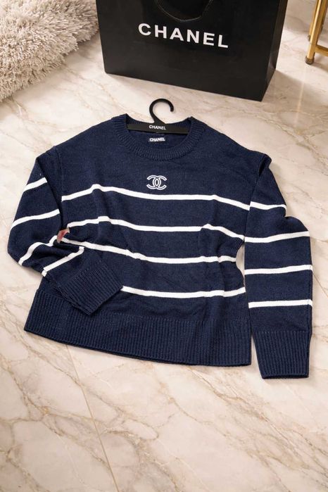 тъмно син пуловер шанел фина плетка мек с бяло райе блуза chanel зимна