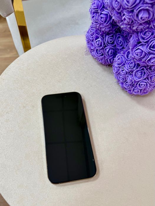 iPhone 14 Pro бяло със златно