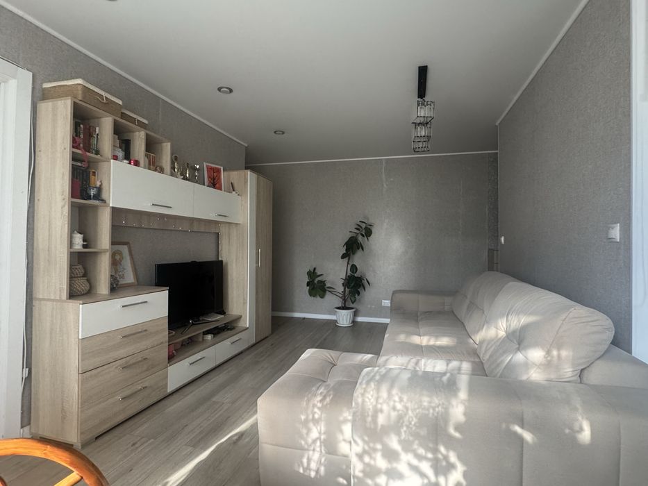 Продам квартиру трехкомнатную