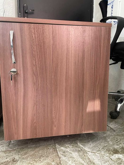 Продаю столы и тумбочки