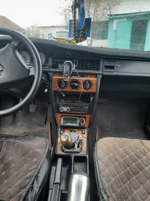 Продается мерседес 190. На полном ходу