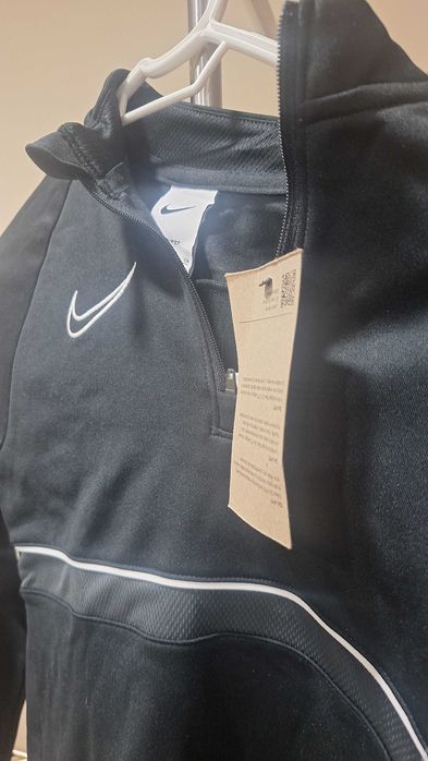 Горнище на Найк оригинално чисто ново размер S