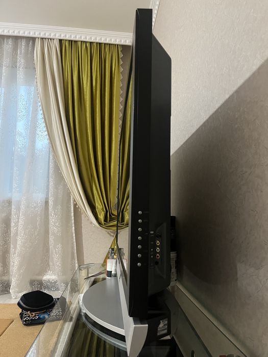 Телевизор с подставкой.