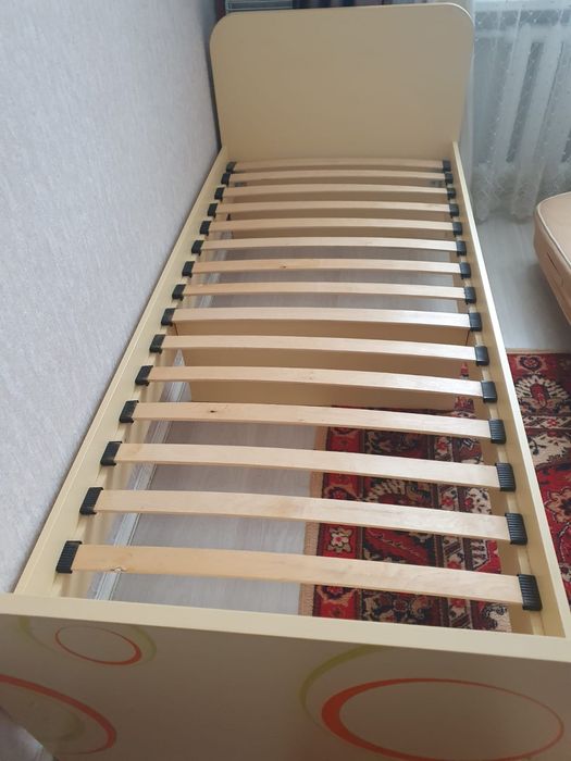 Кровать односпальная.