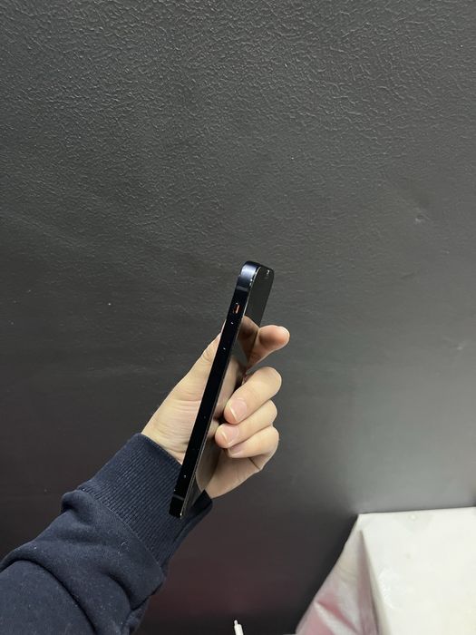 Продам Iphone 12